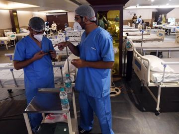 Imagen de dos médicos en un pabellón de un hospital de Nueva Delhi, India