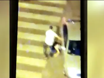 El hombre golpeando a su pareja El hombre golpeando a su pareja