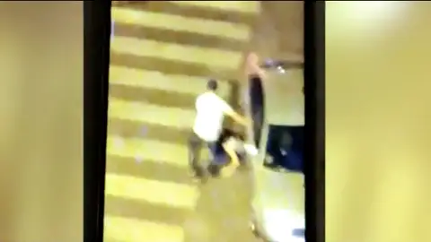 El hombre golpeando a su pareja El hombre golpeando a su pareja