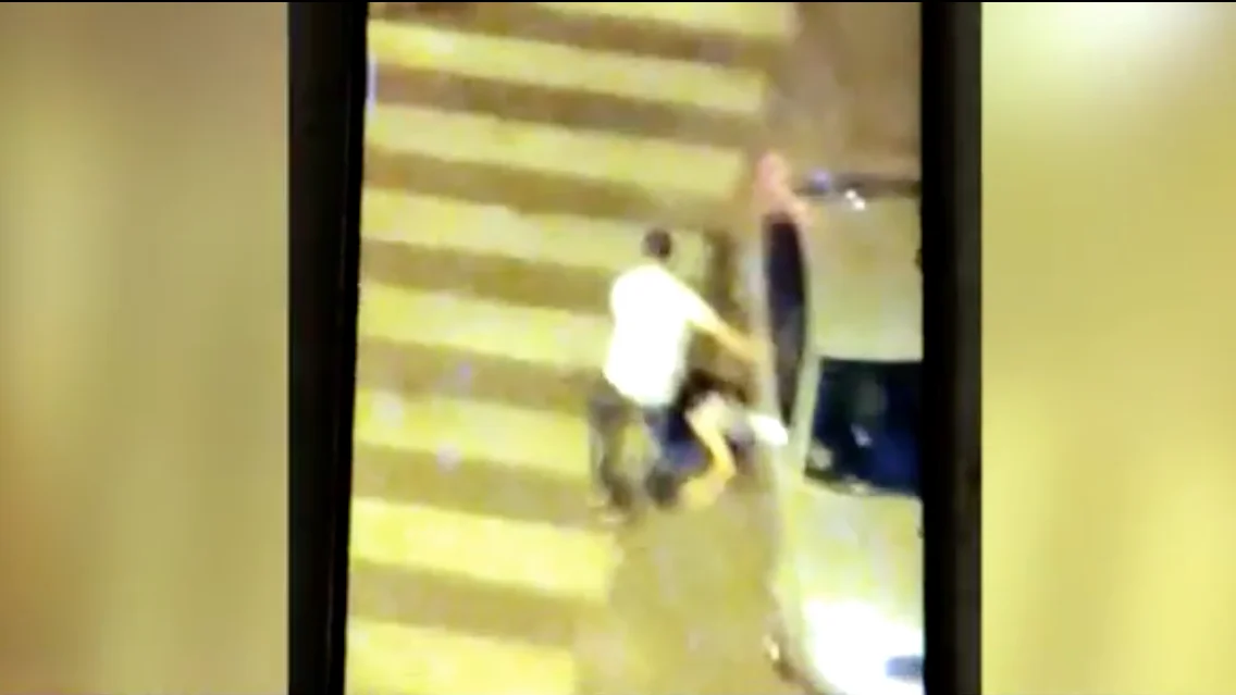 El hombre golpeando a su pareja