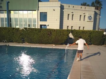 Tratamiento en la piscina municipal de Alzira
