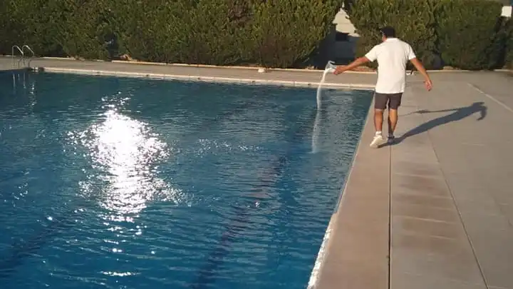 Tratamiento en la piscina municipal de Alzira