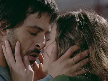El primer beso de Lucas y Sara El primer beso de Lucas y Sara