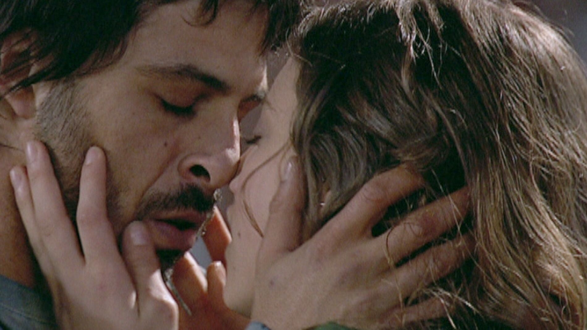 El primer beso de Lucas y Sara