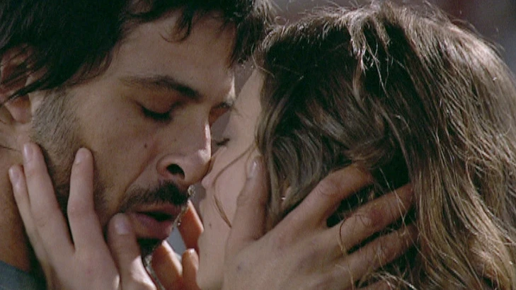 El primer beso de Lucas y Sara