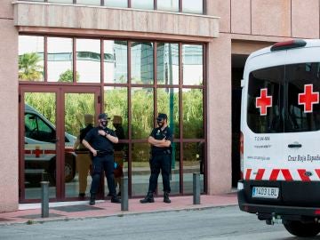 Miembros de la Policía Nacional controlan los accesos del Centro de Acogida