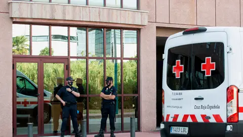 Miembros de la Policía Nacional controlan los accesos del Centro de Acogida Miembros de la Policía Nacional controlan los accesos del Centro de Acogida