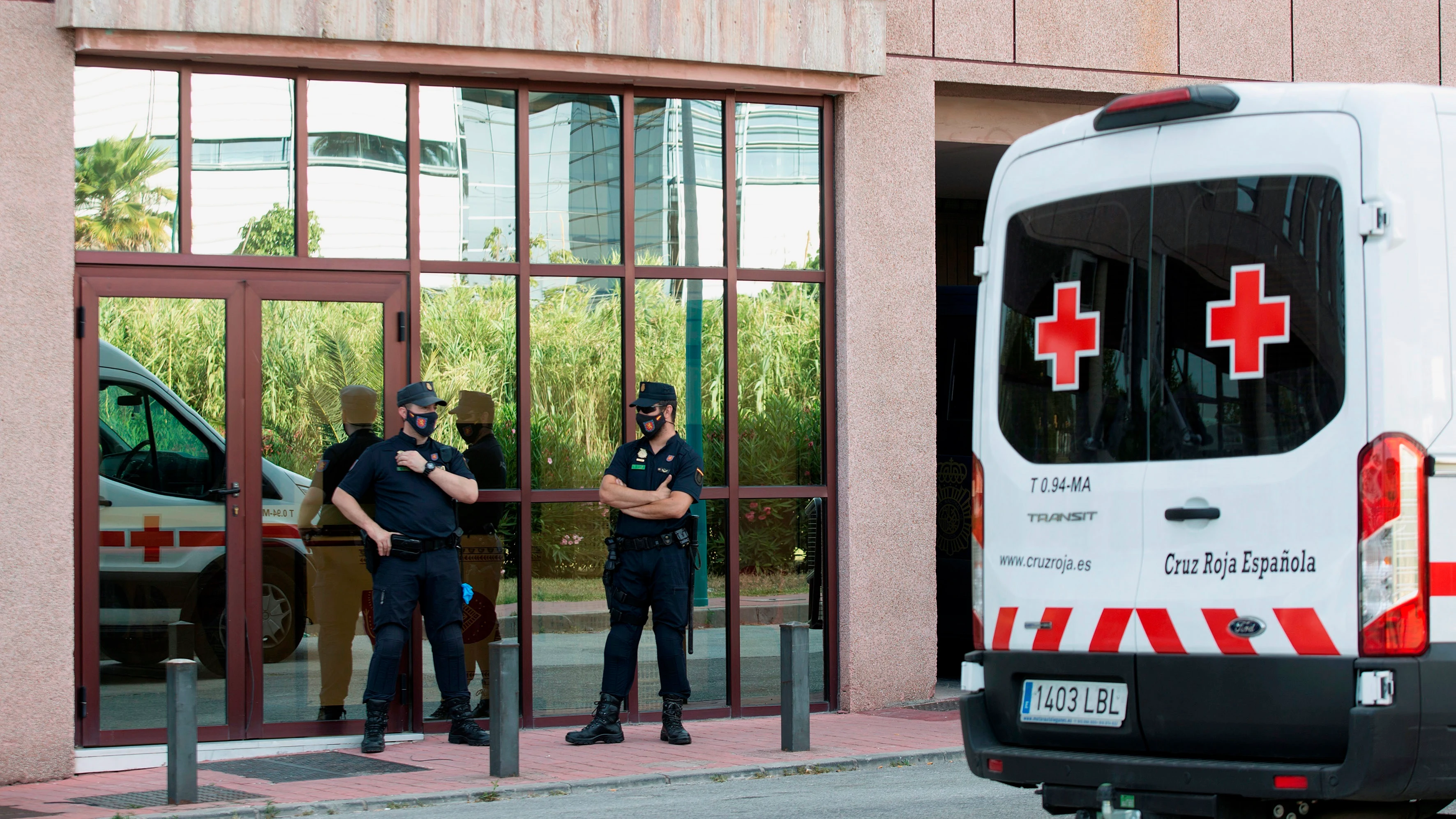 Miembros de la Policía Nacional controlan los accesos del Centro de Acogida Miembros de la Policía Nacional controlan los accesos del Centro de Acogida