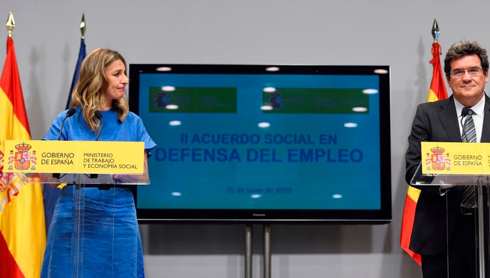 La ministra de Trabajo, Yolanda Díaz, y el ministro de Inclusión, Seguridad Social y Migraciones, José Luis Escrivá
