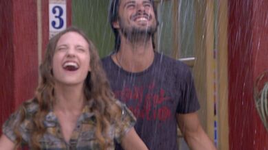 La deseada imagen del reencuentro entre Michelle Jenner y Hugo Silva en 'Los hombres de Paco': “Yo creo que a este chico le conozco”