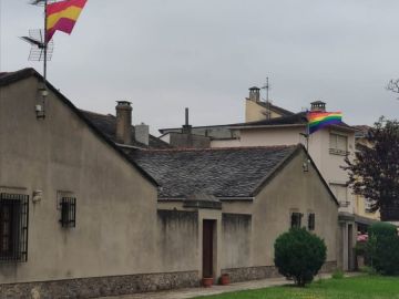 Las propiedades de Ortega Smith, con las banderas LGTBI y republicana