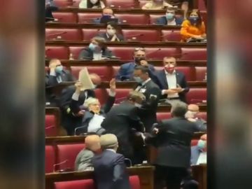 Sacan del hemiciclo en volandas a un diputado italiano por insultar a una parlamentaria