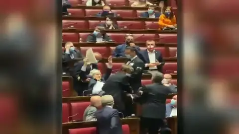 Sacan del hemiciclo en volandas a un diputado italiano por insultar a una parlamentaria Sacan del hemiciclo en volandas a un diputado italiano por insultar a una parlamentaria