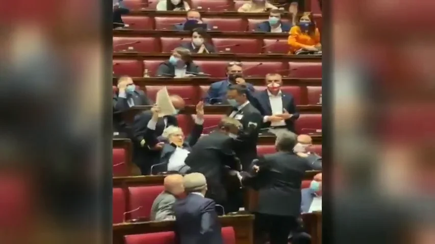 Sacan del hemiciclo en volandas a un diputado italiano por insultar a una parlamentaria Sacan del hemiciclo en volandas a un diputado italiano por insultar a una parlamentaria