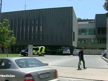 Confinados ocho policías de Lleida porque les escupió un joven, positivo en coronavirus, mientras le detenían 