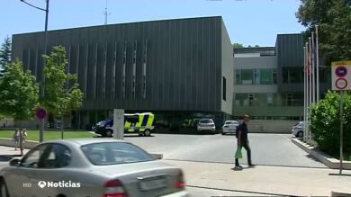 Confinados ocho policías de Lleida porque les escupió un joven, positivo en coronavirus, mientras le detenían 