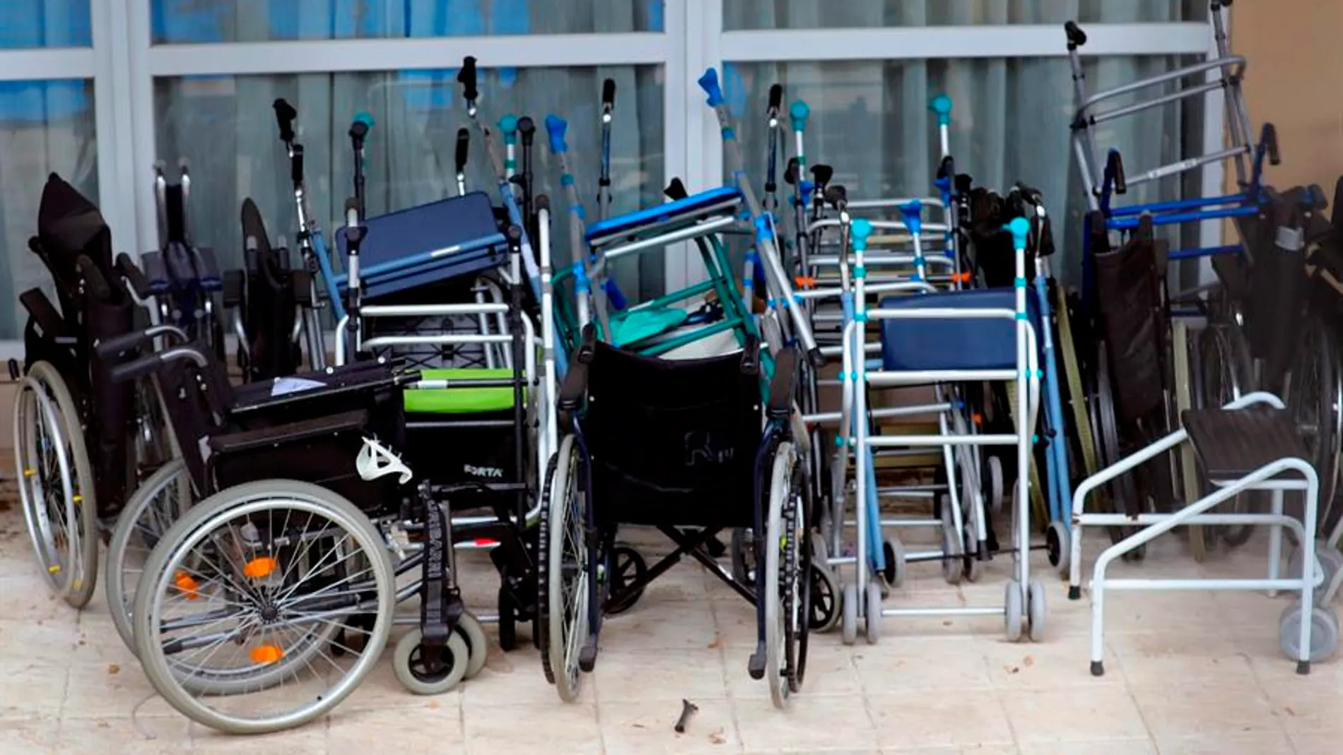 Sillas de ruedas y andadores apilados en una residencia de Madrid. Sillas de ruedas y andadores apilados en una residencia de Madrid.