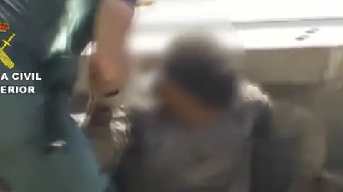 Seis migrantes escondidos en un camión de chatarra en Melilla Seis migrantes escondidos en un camión de chatarra en Melilla