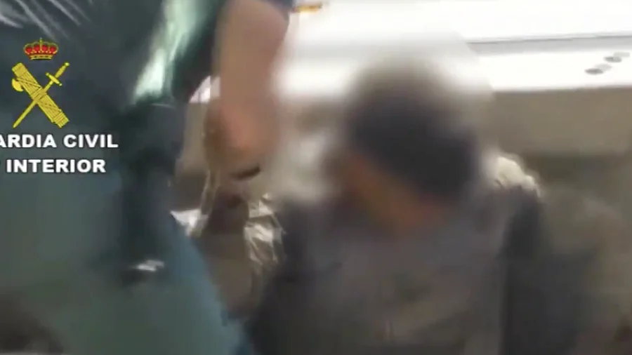 Seis migrantes escondidos en un camión de chatarra en Melilla Seis migrantes escondidos en un camión de chatarra en Melilla