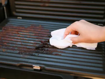 Limpiando la barbacoa Limpiando la barbacoa