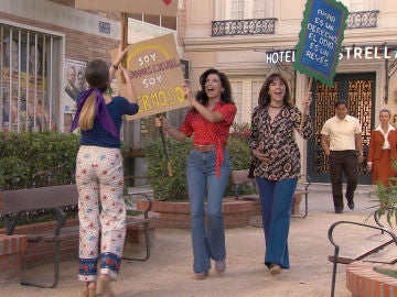 Luisita y Amelia alzan sus pancartas en la manifestación