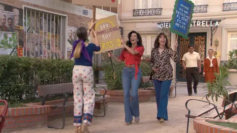 Luisita y Amelia alzan sus pancartas en la manifestación Luisita y Amelia alzan sus pancartas en la manifestación