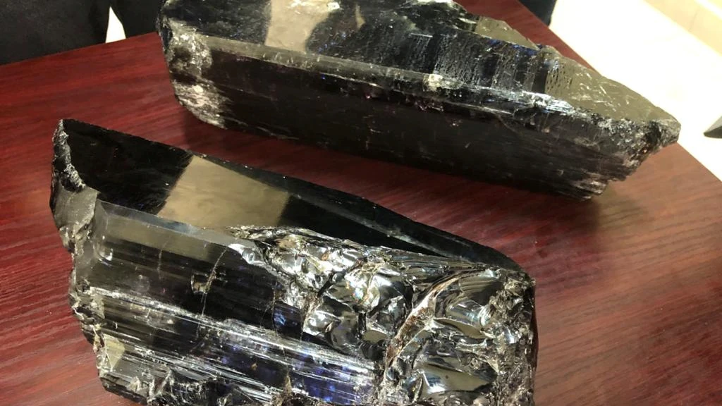 Las dos grandes rocas de tanzanita halladas por un minero Las dos grandes rocas de tanzanita halladas por un minero