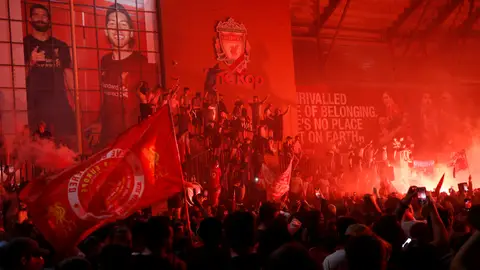 Masiva celebración en los exteriores de Anfield Masiva celebración en los exteriores de Anfield