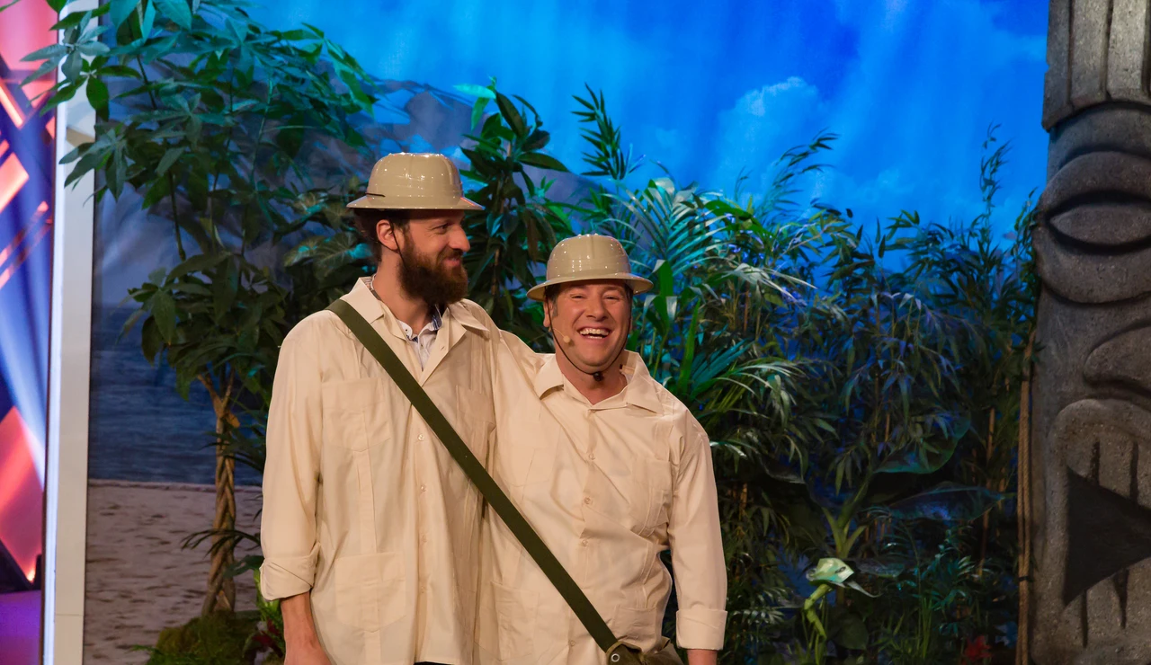 Edu Soto y Carlos Latre se dan un atracón de polvorones en plena selva