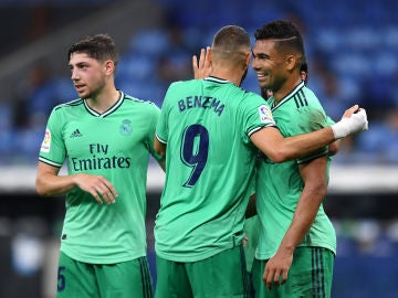 Los jugadores del Real Madrid celebran el gol de Casemiro