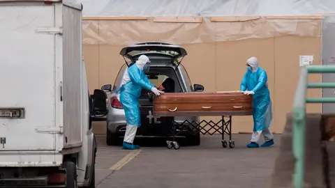 Trabajadores de una funeraria cargan un ataúd en el Hospital San José en Santiago (Chile) Trabajadores de una funeraria cargan un ataúd en el Hospital San José en Santiago (Chile)