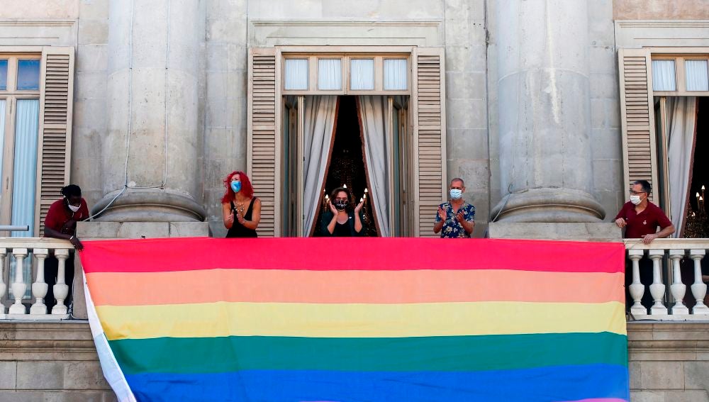 La bandera del Orgullo preside la fachada del Ayuntamiento de Barcelona