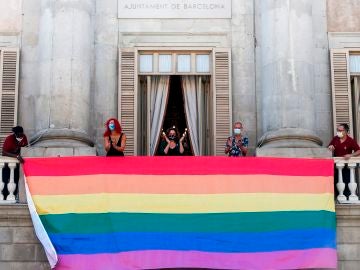 La bandera del Orgullo preside la fachada del Ayuntamiento de Barcelona