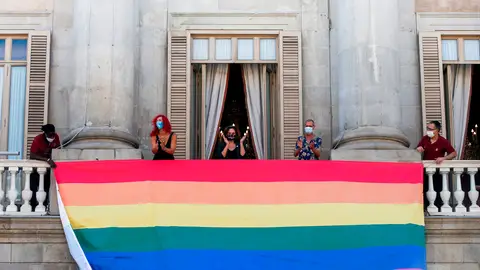 La bandera del Orgullo preside la fachada del Ayuntamiento de Barcelona La bandera del Orgullo preside la fachada del Ayuntamiento de Barcelona
