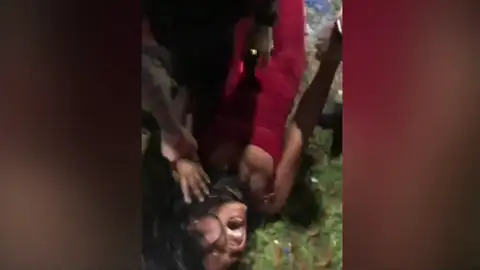 Sale a la luz un nuevo vídeo de abuso policial con pistola eléctrica a una mujer en Estados Unidos Sale a la luz un nuevo vídeo de abuso policial con pistola eléctrica a una mujer en Estados Unidos