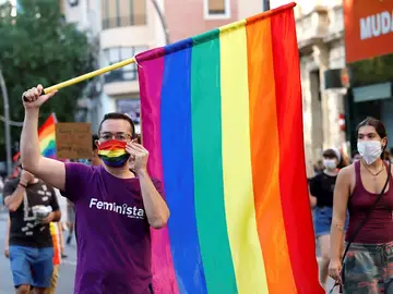 Bandera LGTBI en una manifestación en Murcia Bandera LGTBI en una manifestación en Murcia