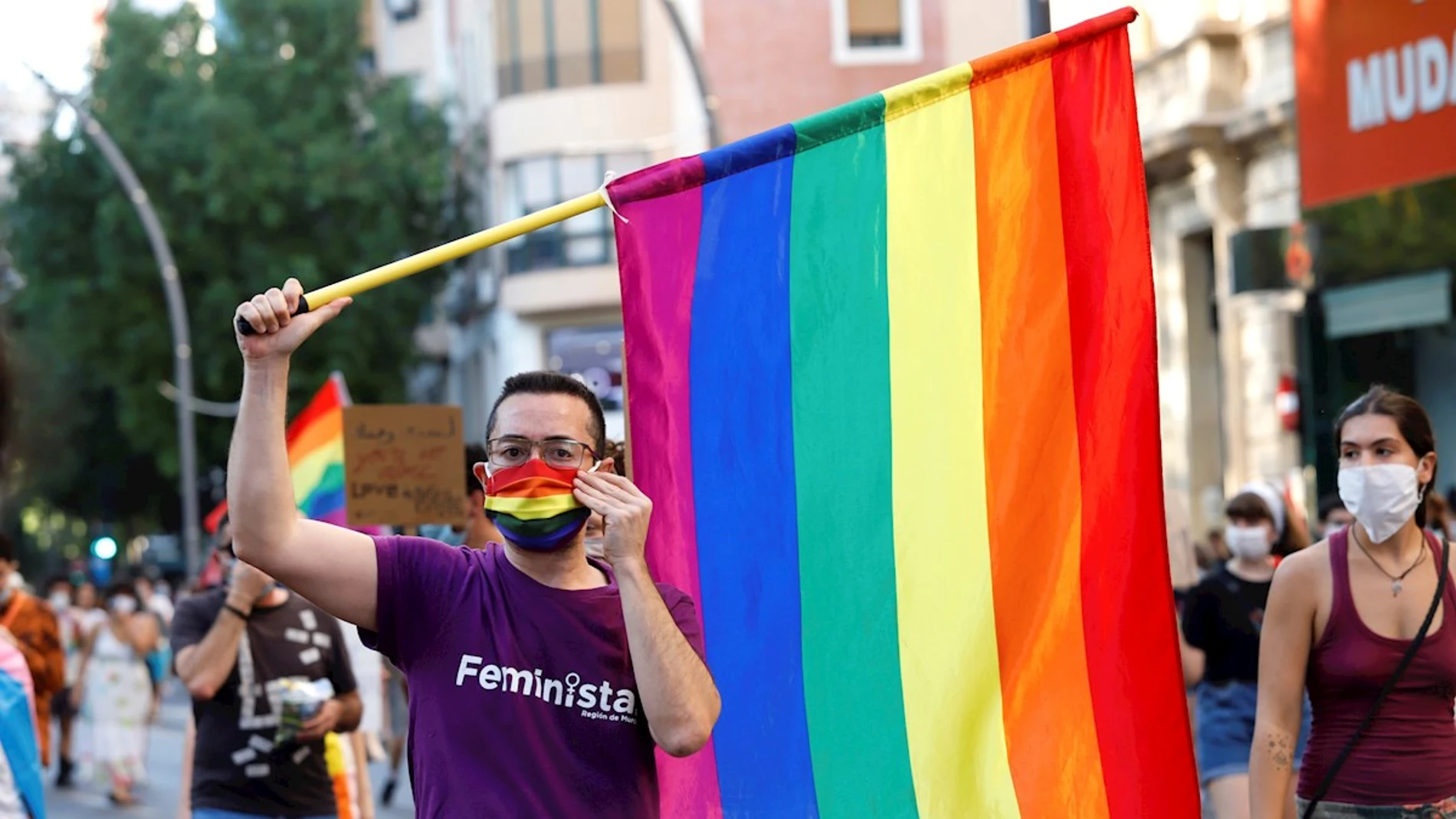 Bandera LGTBI en una manifestación en Murcia Bandera LGTBI en una manifestación en Murcia
