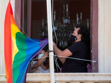 Arriado de la bandera LGTBIQ+ del cuarto mástil del Ayuntamiento de Cádiz