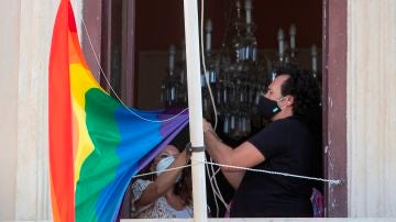 Arriado de la bandera LGTBIQ+ del cuarto mástil del Ayuntamiento de Cádiz