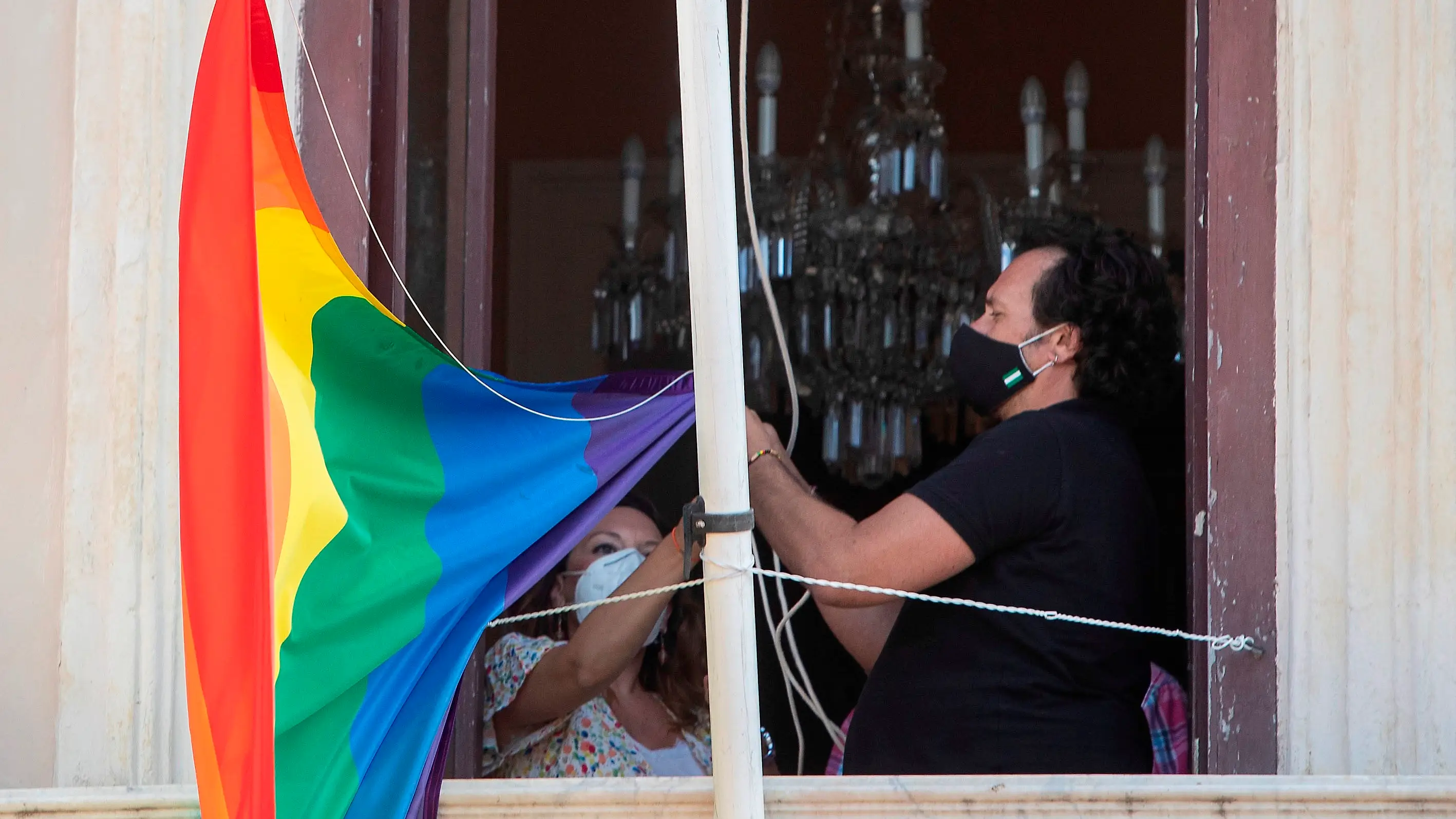Arriado de la bandera LGTBIQ+ del cuarto m&aacute;stil del Ayuntamiento de C&aacute;diz