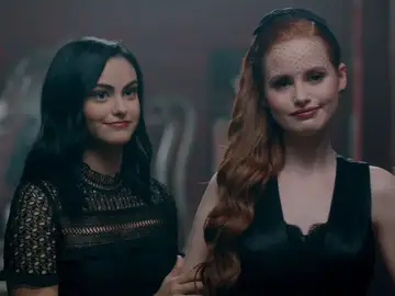 Camila Mendes y Madelaine Petsch en 'Riverdale' Camila Mendes y Madelaine Petsch en 'Riverdale'