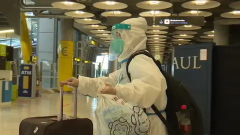 Pasajeros chinos llegan con EPI a Barajas Pasajeros chinos llegan con EPI a Barajas