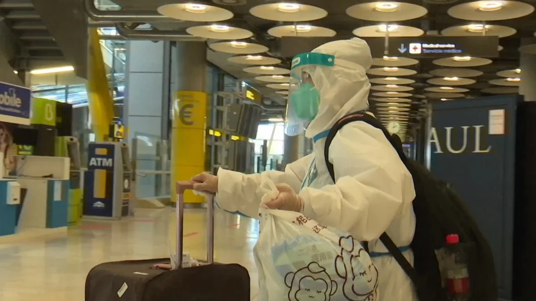 Pasajeros chinos llegan con EPI a Barajas Pasajeros chinos llegan con EPI a Barajas