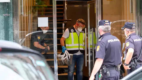 Agentes de la Policía Nacional en el edificio de Santander Agentes de la Policía Nacional en el edificio de Santander