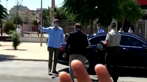 El gesto de aprobación del rey Felipe VI cuando le regalan una bufanda del Real Betis en Sevilla El gesto de aprobación del rey Felipe VI cuando le regalan una bufanda del Real Betis en Sevilla