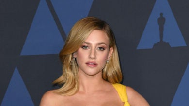 La arrebatadora imagen de Lili Reinhart ('Riverdale') completamente desnuda donde las marcas de su piel demuestran que no hay filtros