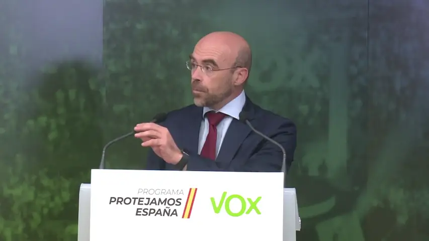 Jorge Buxadé, de Vox, acusa a Echenique de "protegerse en su enfermedad" para "ir esparciendo su odio" Jorge Buxadé, de Vox, durante una rueda de prensa