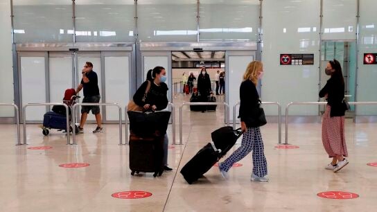 Viajeros llegando al Aeropuerto Adolfo Su&aacute;rez-Madrid Barajas