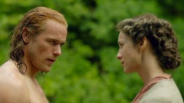 Sam Heughan y Caitriona Balfe como Jamie Fraser y Claire en 'Outlander'