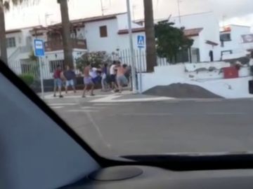 Brutal pelea en plena calle entre jóvenes en Arona, al sur de Tenerife